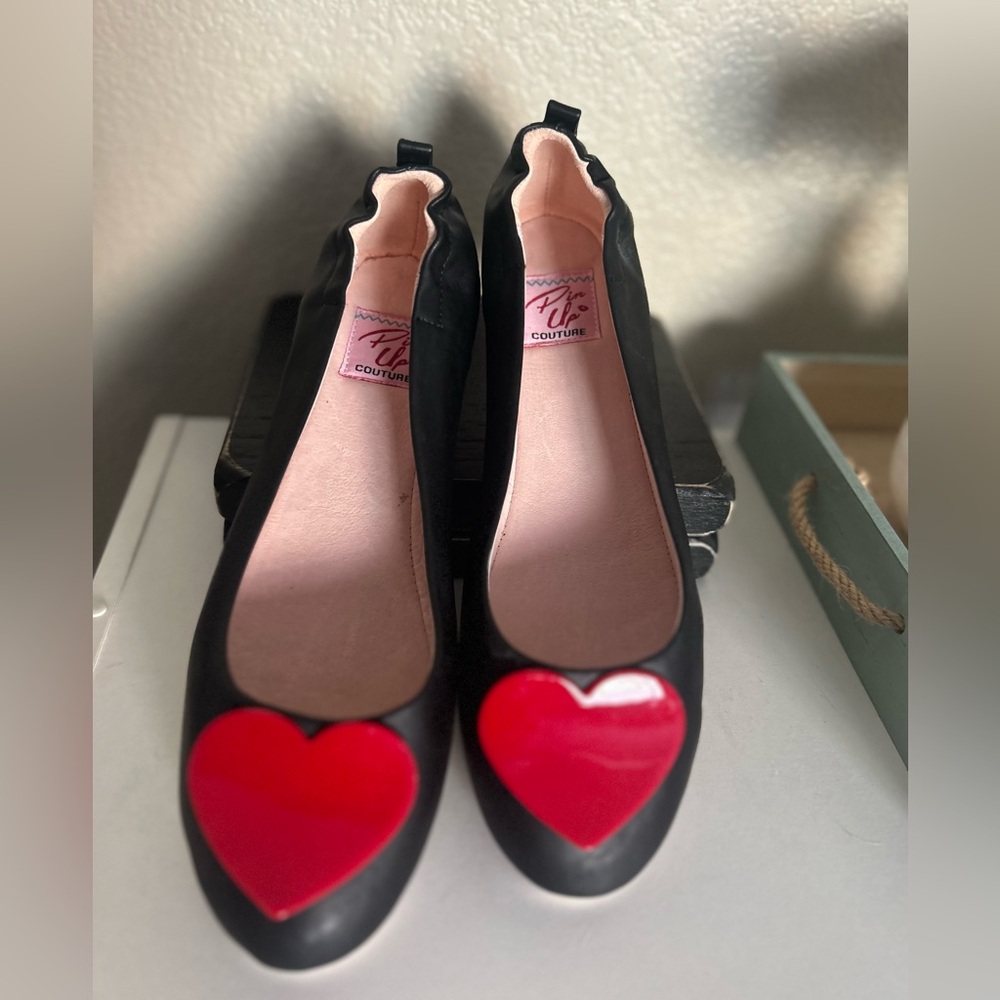 SIZE 8 Women's Black and Red Heart Flats